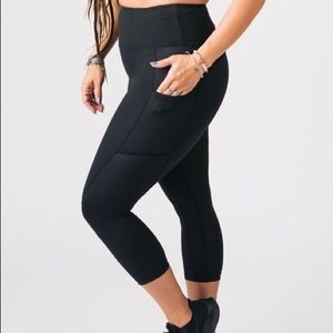 NEW ZYIA Black Pocket Brilliant HiRise Capri (6-8)